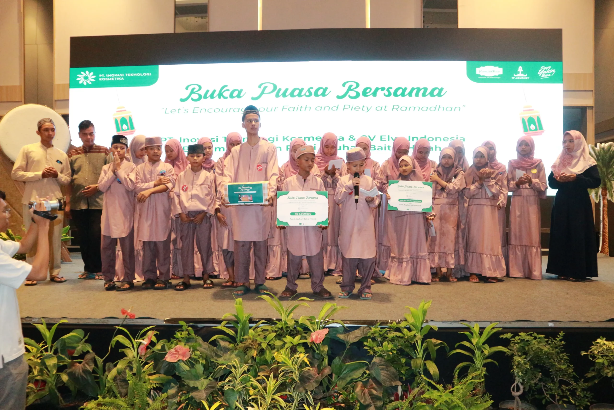 PT Inovasi Teknologi Kosmetika Buka Bersama Panti Asuhan